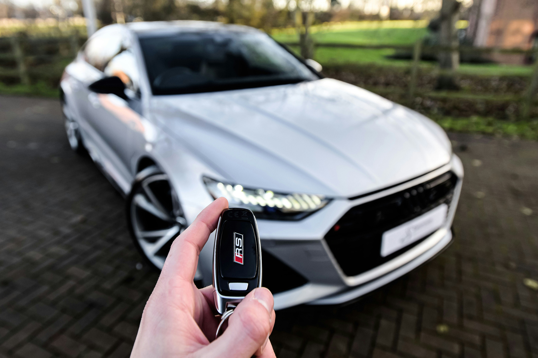Autoschlüssel werden bei einem Fahrzeugverkauf übergeben