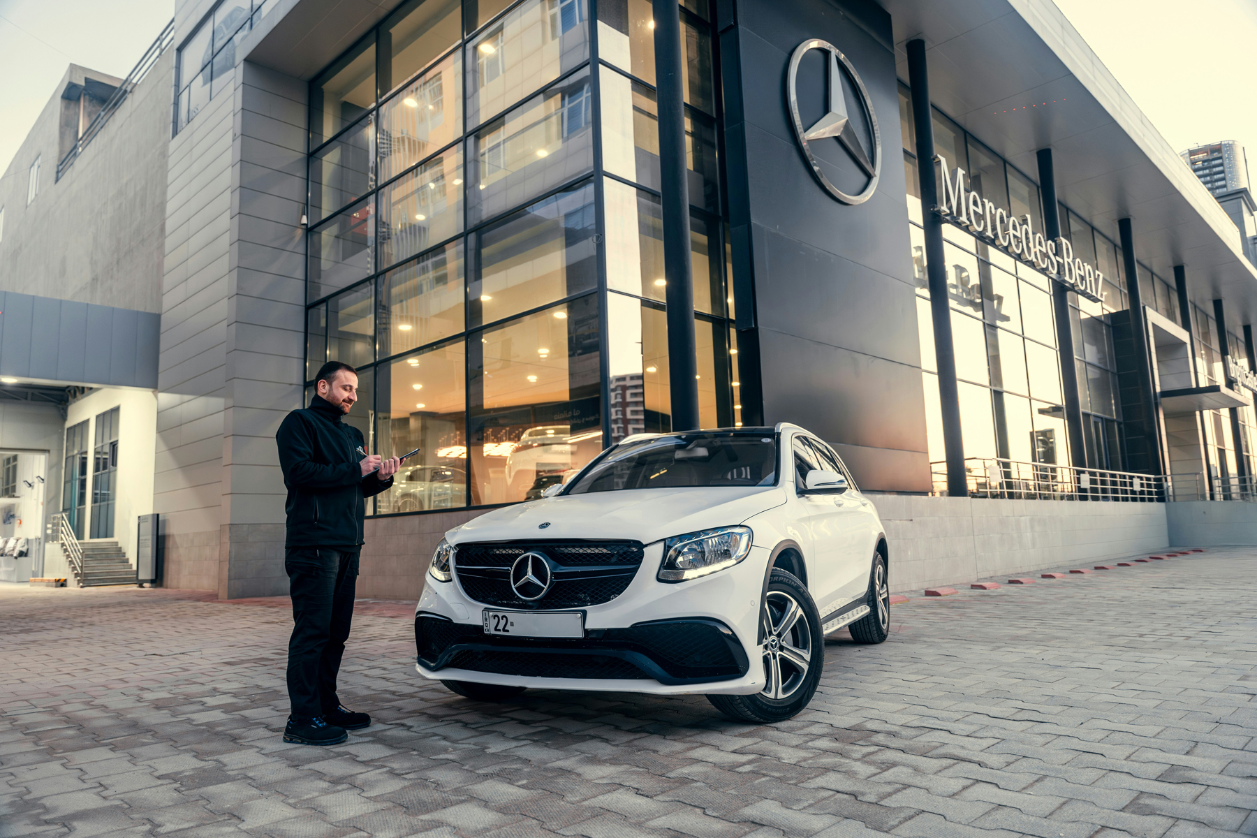 Autoschlüssel werden bei Fahrzeugübergabe im Autohaus überreicht