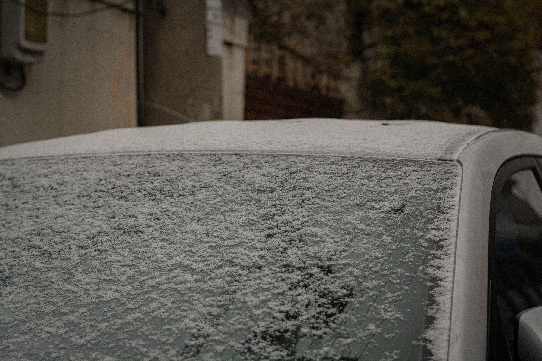 Vereiste Autoscheibe an einem kalten Wintermorgen