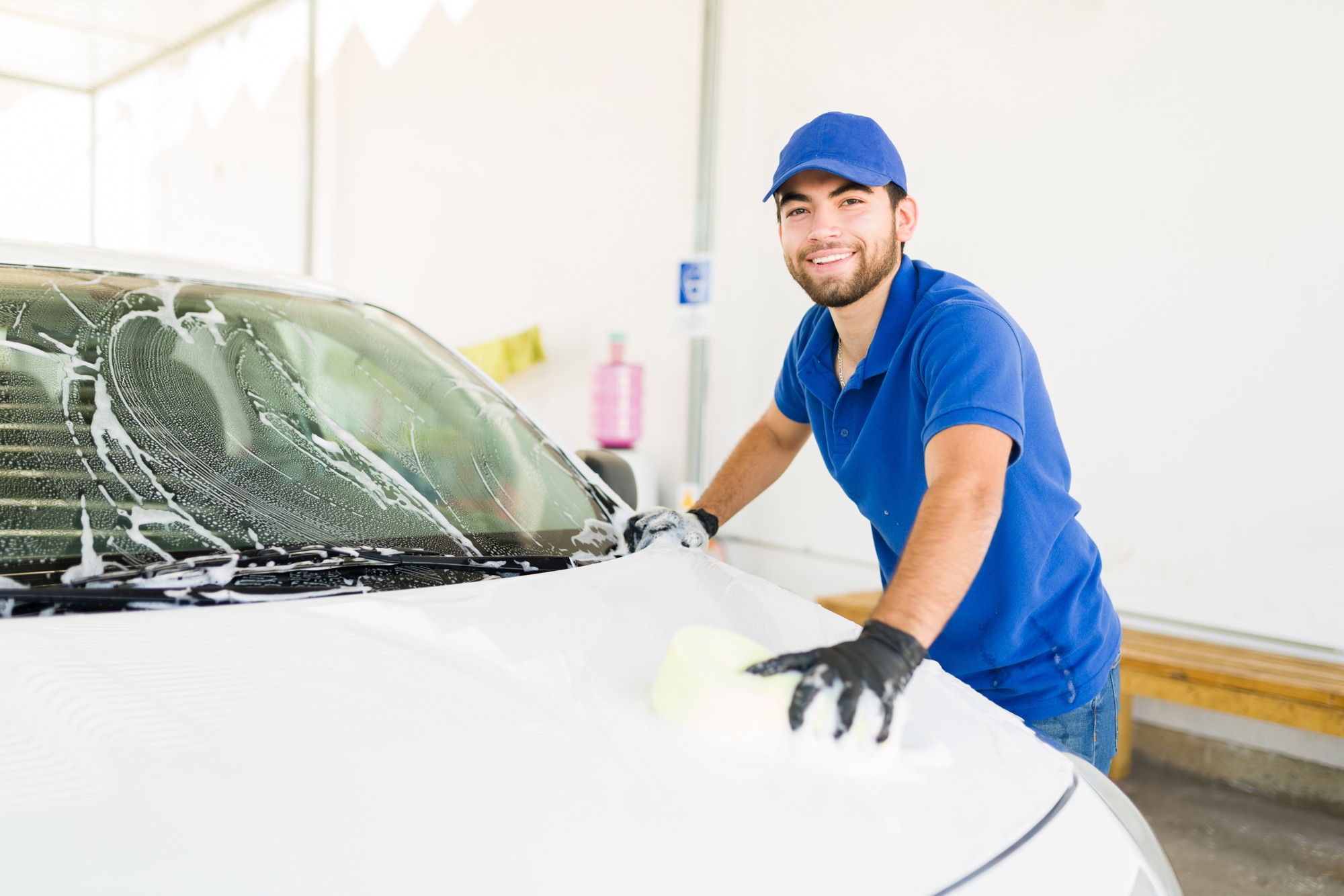 Aufkleber von Autoscheibe ohne Werkzeug entfernen